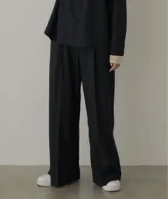 【23年製】ETRE TOKYO セミワイドタックスリットパンツ ストライプ
