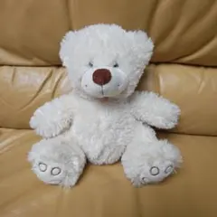 クリーム色のクマのぬいぐるみ