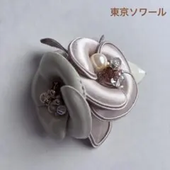 東京ソワール　ベージュ・アイボリーコサージュ