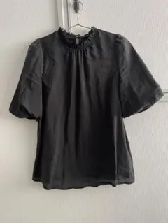 黒の五分袖シャツ フリル付き