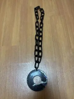 黒の円形ペンダントネックレス
