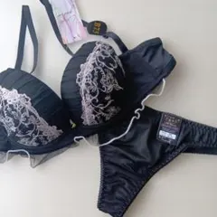 B75 Love Gerie フリルレースブラジャー& Tバックショーツ Mのサムネイル
