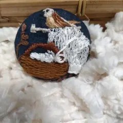 年末セールハンドメイド手刺しゅうブローチ　カゴの編み物と鳥