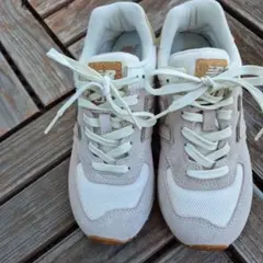 New Balance WL574 ベージュ/ホワイト スニーカー
