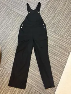 黒いワイドレッグサロペット