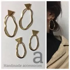 2005-2 大☺︎トライアングル型ゴールドと変形フープのピアス☺︎