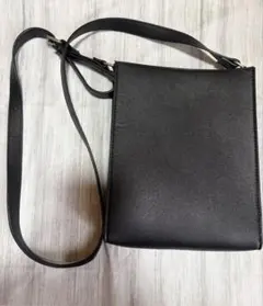 ブラック ショルダーバッグ シンプル スクエア型