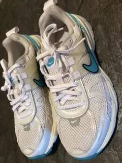 NIKE V2K run ナイキ　スニーカー　24cm ホワイトのサムネイル
