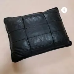 ❹黒いレザー調パッチワーククッション