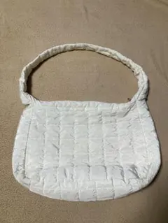 ホワイト キルティング ショルダーバッグ　大容量