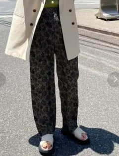 アルシーヴ　とろみテーパードパンツ　花柄　柄パンツ　ニコアンド　フリークスストアのサムネイル