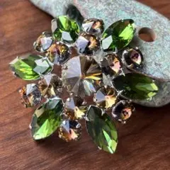 1635ヴィンテージ◎ファーングリーンガラス&リボリガラス◎クラスターブローチ