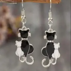 新品未使用　黒猫と白猫の親子猫デザイン ピアス 5.2cm