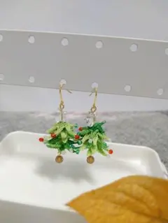 ハンドメイド　クリスマスツリーピアス