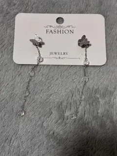蝶々モチーフ ロングピアス シルバーカラー