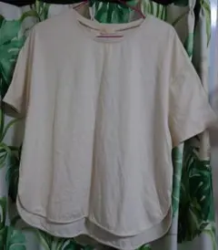 【新品タグ付】earth　music&ecology半袖Tシャツ アイボリーのサムネイル