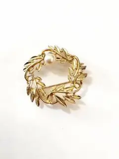 金色の葉とパールのブローチ