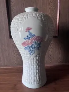 韓国　白磁　青白磁　壷　壺　陽刻紋様　花絵　趙京の窯印あり 韓国 白磁 青白磁 壷 壺 陽刻紋様 花絵 趙京の窯印あり - メルカリ