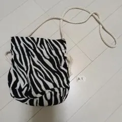 ゼブラ柄　キャンバス　サコッシュ