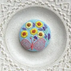 ミナペルホネン　刺繍ブローチ　くるみボタン　ハンドメイドのサムネイル
