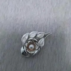 パールのブローチです。
