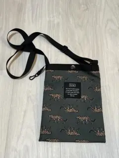 KIU ヒョウ柄 サコッシュ