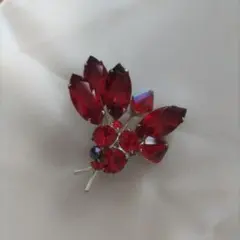 赤いクリスタル 花束 ブローチ　昭和レトロ　ヴィンテージ