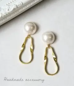 パールカボション×マットゴールド　ひねり　イヤリング　ピアス　ハンドメイド
