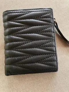 ブラック キルティング 二つ折り財布