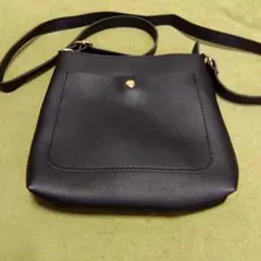 黒の合成皮革ショルダーバッグ