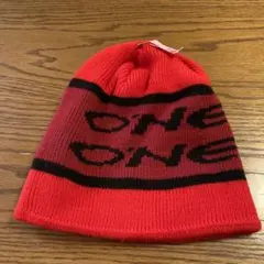 赤いスキー用帽子 O’NEILロゴ入り