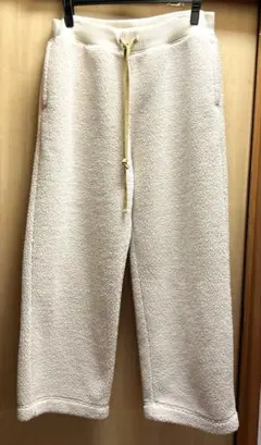 オフホワイト色フリースワイドパンツ