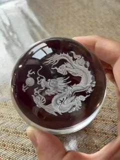 立体的なドラゴン　水晶玉 台座付き 直径80mm　置物インテリア　水晶玉と台座