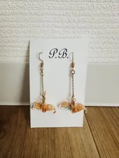 オレンジ色の折り紙鶴ピアス