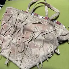 独特なデザインのショルダーバッグ