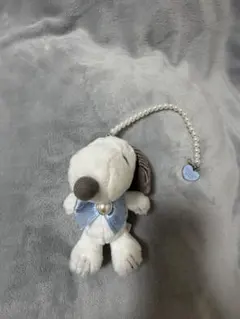 白い犬のぬいぐるみ 青いリボン付き　スヌーピー