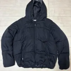 黒いフード付きダウンジャケット