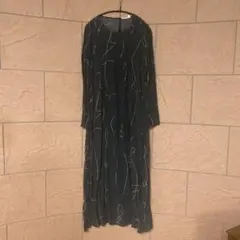 黒線画模様長袖ワンピース