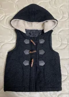 フード付き黒色ベスト