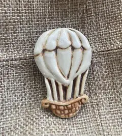 小菅幸子 気球モチーフ 陶器製ブローチのサムネイル