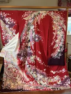 振袖。赤地 に桜尽くし の束熨斗、辻ヶ花で絞りラメ入り生地金彩 刺繍 