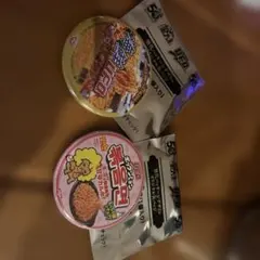 日清焼そばU.F.O. 50周年記念 歴代パッケージ缶バッジ　2個のサムネイル