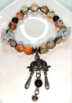 採光プルメリア付きオレンジと黒のガラスビーズブレスレット