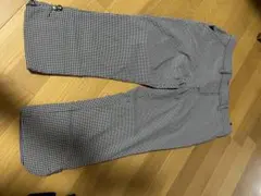 チェック柄とグレーのカジュアルパンツ