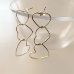 3連ハートピアス　ゴールド