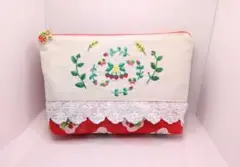 手刺繍ポーチ　いちご　ハンドメイドのサムネイル