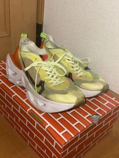 グレー スニーカー