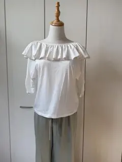 【美品】ココディール　オフショル　フリルTシャツのサムネイル