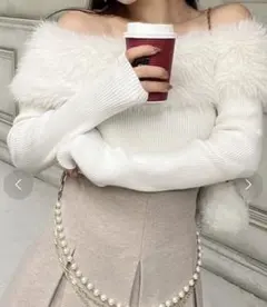 オフショルダー ファー付きニットセーター