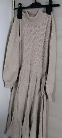 ベージュ ケーブルニット長袖ワンピース